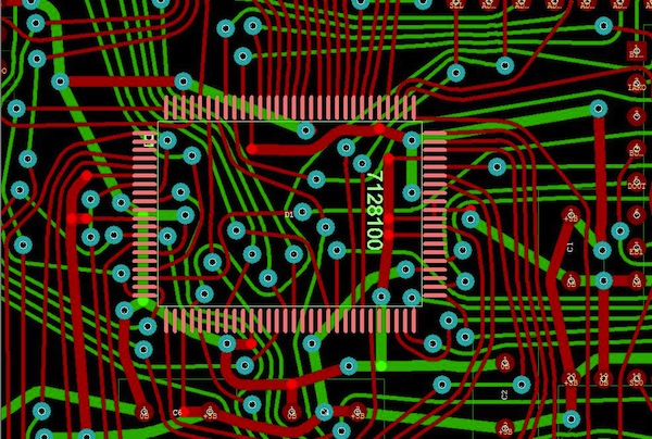 图1:两种PCB模型的部分电路。顶图:传统设计版本。底图:同样的设计但采用了任意角度的布线。