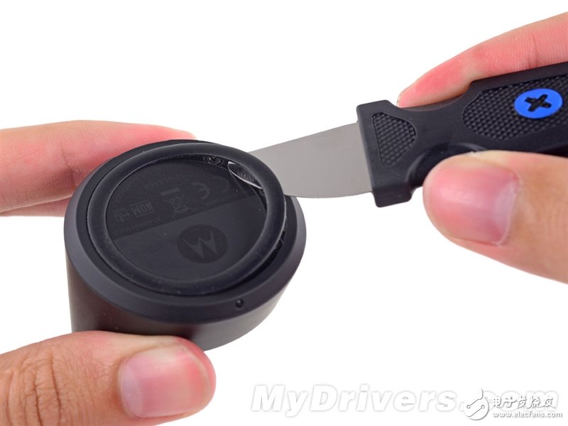 Moto 360暴力拆解:足以秒杀Apple Watch的智能手表?