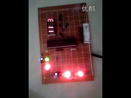 基本AT89S52单片机智能交通灯控制系统（带转弯和车流检测功能）